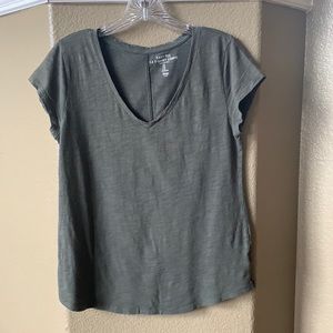 GAP v-neck tee!